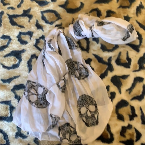 H&M skull scarf - Picture 3 of 3